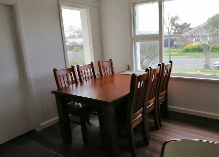 Homestay Family Room, Near The City Center